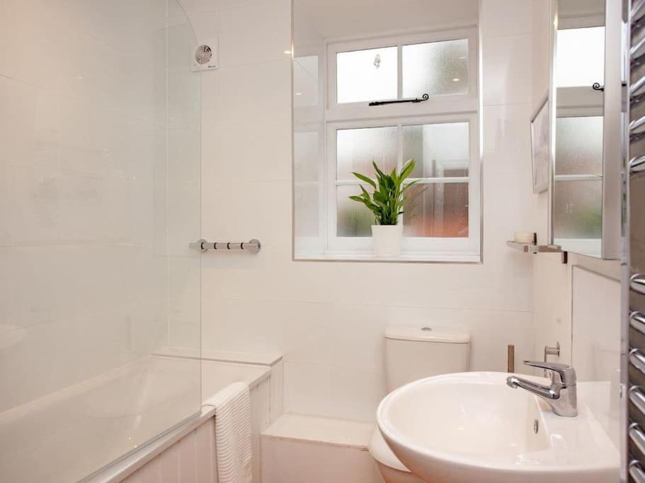 2 Central, Spacious, Apartment With Private Patio Sidmouth Bagian luar foto