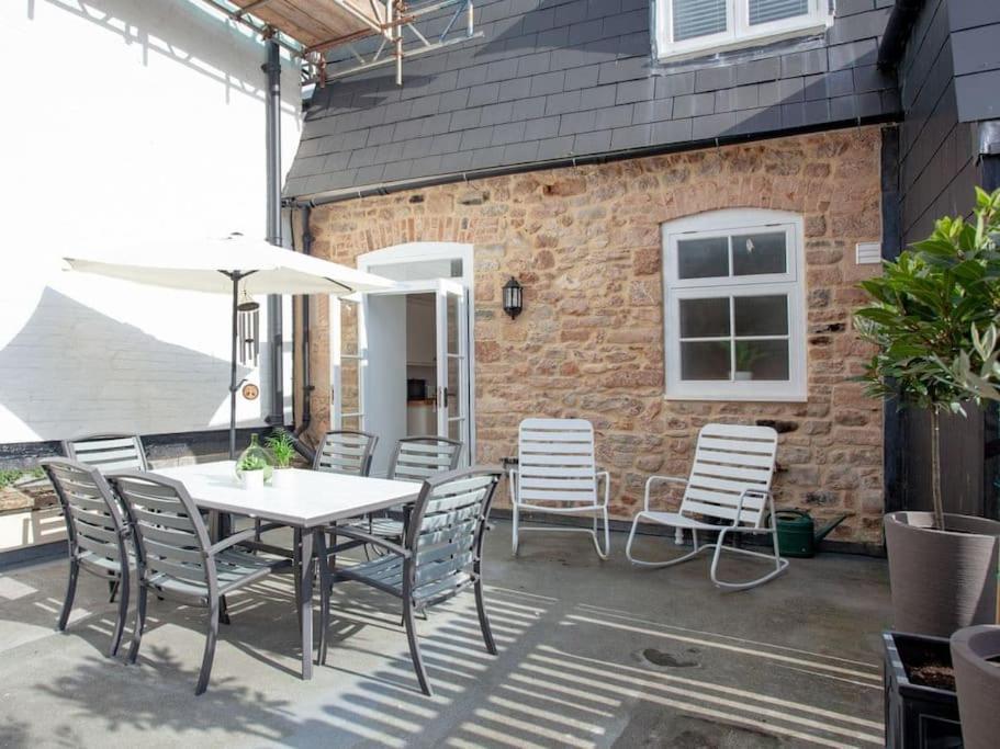 2 Central, Spacious, Apartment With Private Patio Sidmouth Bagian luar foto